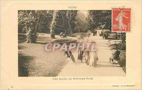 Cartes postales Vichy une Allee au Nouveau Parc