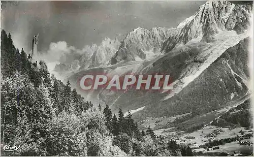Cartes postales moderne Les Houches (Hte Savoie) Alt 1008m le Christ Roi et la Chaine du Mt Blanc