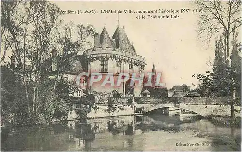 Cartes postales Vendome (L et C) L'Hotel de Ville monument historique (XVe siecle) et le Pont sur le Loir