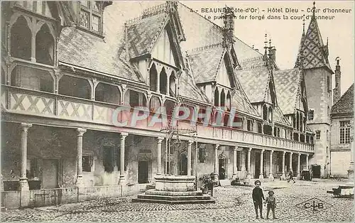 Cartes postales Beaune Cote d'Or Hotel Dieu Cour d'honneur Le Puit en fer forge dans la cour d'Honneur