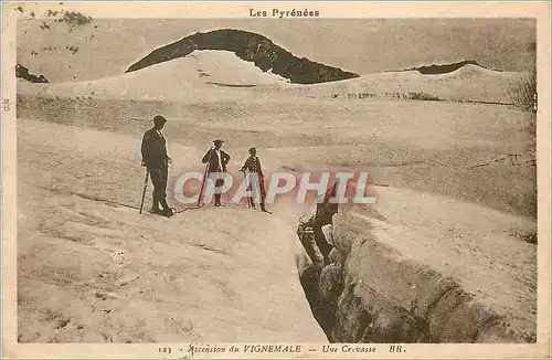 Ansichtskarte AK Les Pyrenees Ascension du Vignemale Une Crevasse Alpinisme