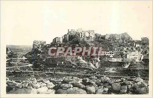 Cartes postales Les Baux Route en Lacet conduisant au village en haut ruines imposantes du chateau des Baux