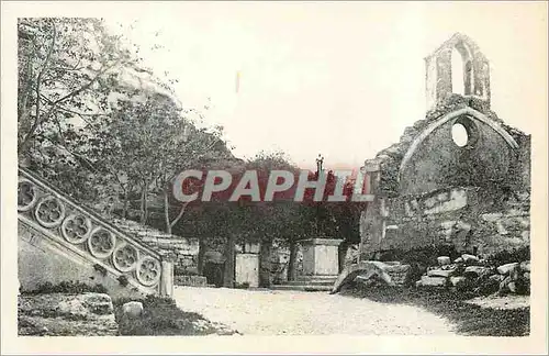 Cartes postales Les Baux Place de l'Eglise et Chapelle des Penitents blacs XVIe siecle