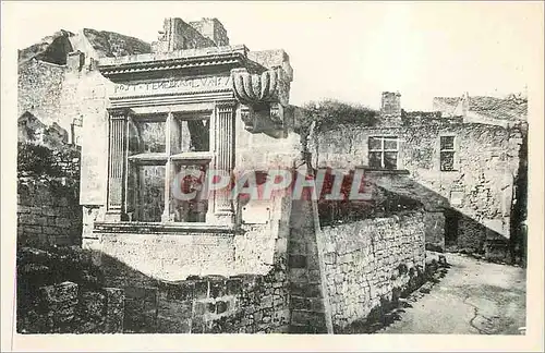 Cartes postales Les Baux Restes d'un temple protestant Fenetre Renaissance sur le Fronton de la croisee est grav
