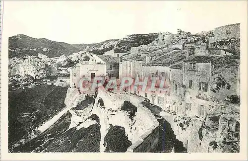 Cartes postales Les Baux Les Remparts a gauche le Vailon de la Fontaine en dessous des remparts la voie Romaine