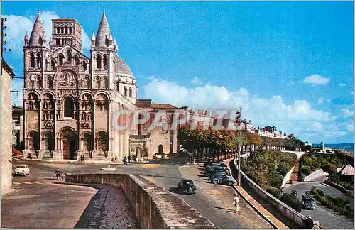 Cartes postales moderne Angouleme La Cathedrale St Pierre (XIIe siecle) et le rempart Desaix Automobile