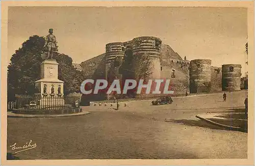 Cartes postales Angers (M et L) La Statue du Roi Rene devant le Chateau ou il a vu le jour
