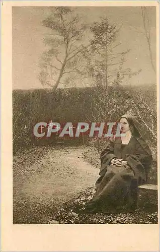 Cartes postales Ste Therese de l'Enfant Jesus assise dans le Jardin du Carmel