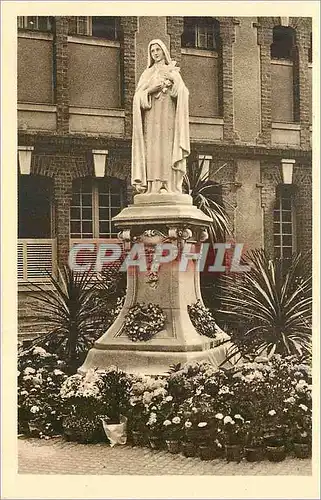 Cartes postales La statue de Ste Therese de l'Enfant Jesus pres de la Chapelle du Carmel de Lisieux
