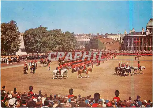 Cartes postales moderne London Trooping the Colour The Queen entering the Horse Guards Parade for the annual Ceremony in