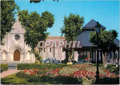 Cartes postales moderne Ile d'Oleron (Charente Maritime) Saint Georges d'Oleron Le Marche et L'Eglise Facade Romane avec