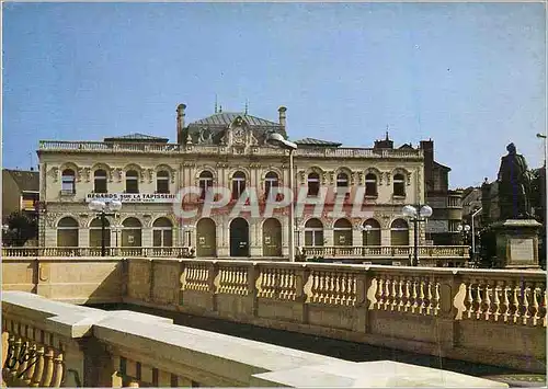 Cartes postales moderne Brive la Gaillarde La Place du XIV Juillet et le Theatre Regards sur la tapisserie