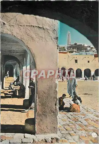 Cartes postales moderne Scenes et Types d'Afrique du Nord Une Place a Arcades Enfants