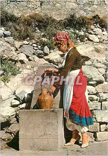 Cartes postales moderne Grece pres de la Fontaine du Village