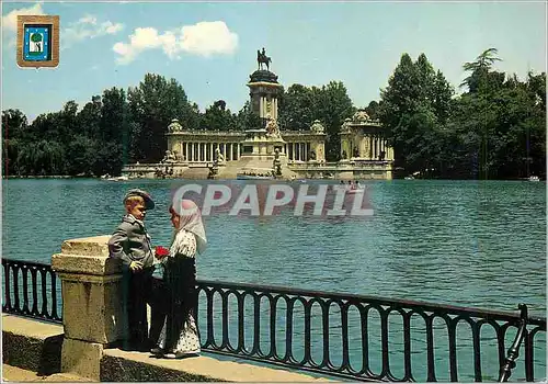 Cartes postales moderne Madrid Etang du Retira et Couple Typique