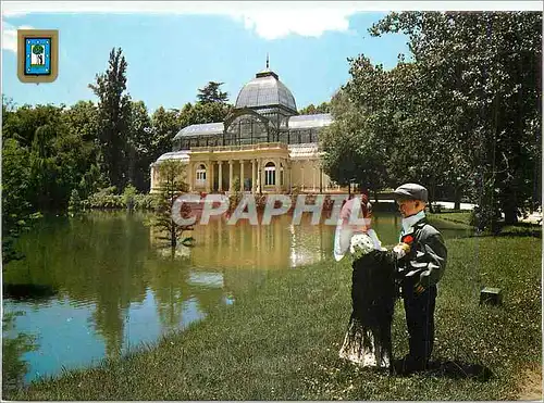 Cartes postales moderne Madrid Palais de Cristal et Couple Typique Folklore Enfants