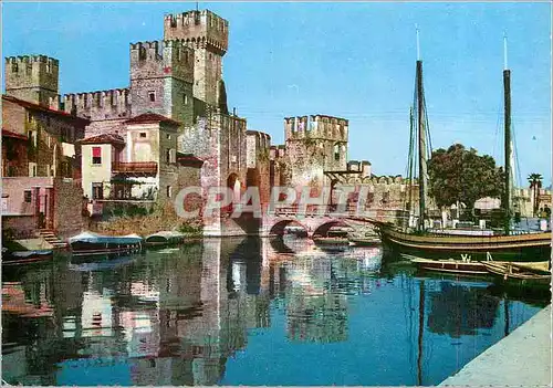 Cartes postales moderne Lac de Garda Sirmione Le Ch�teau Bateaux