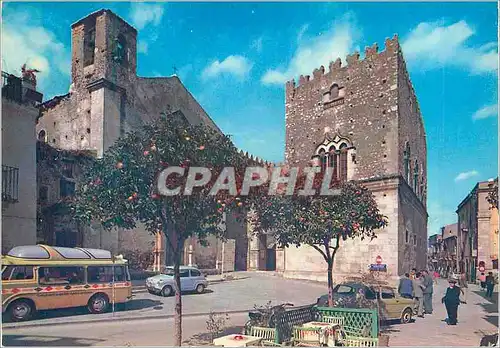 Cartes postales moderne Taormina Place Badia et le Palais Corvaia Autobus