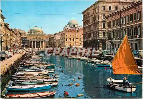 Cartes postales moderne Trieste Le Canal avec L'Eglise de St Antoine Bateaux