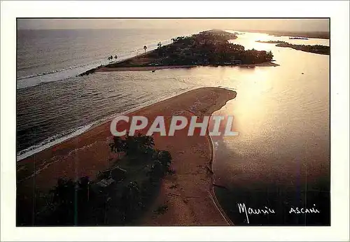 Cartes postales moderne Republique de Cote d'Ivoire Vue aerienne de Grand Lahou Campement de Lahou et Embouchure du Band