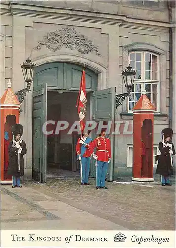 Cartes postales moderne The Kingdom of Denmark Copenhagen the Royal Guard on Amalienborg Militaria