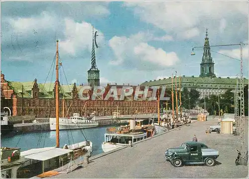 Cartes postales moderne Copenhagen the Stock Exchange and Christiansborg Palace Automobile Bateaux