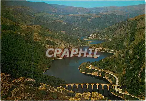 Cartes postales moderne Lac de Villefort (Lozere) Vue d'ensemble en Arriere Plan Chateau de Castanet