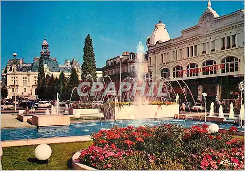 Cartes postales moderne Vichy (Allier) Place de Gaulle La Cite Marchande et en fond l'Hotel de Ville