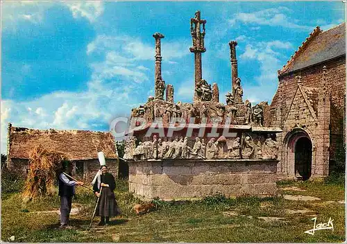 Cartes postales moderne Calvaire de Tranoen 15e Siecle Couleurs de Bretagne Le Plus ancien des Calvaires Bretons Folklor