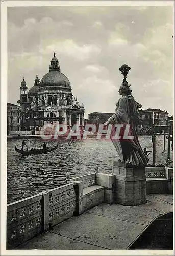 Cartes postales moderne Venezia The Church of Santa Maria delia Salute Bateau