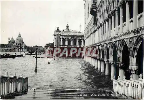 Cartes postales moderne Venezia Alta Marea al Molo Grande Maree au Mole