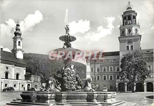 Cartes postales moderne Salzburg Residenzbrunnen und Glockenspiel links Michaelikirchlein