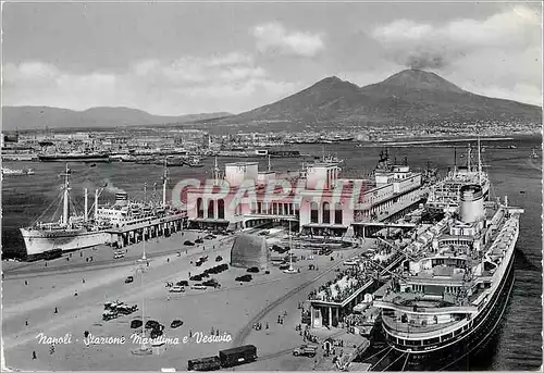 Cartes postales moderne Napoli Gare Maritime et Vesure Bateaux