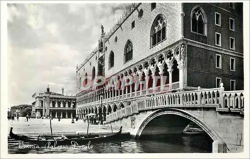 Cartes postales moderne Venise Palais Ducal Bateau