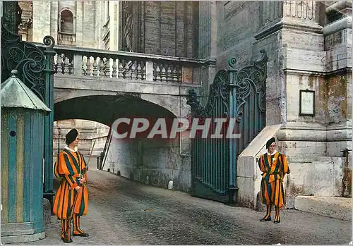 Cartes postales moderne Citta del Vaticano Cite du Vatican Gardes Suisses a l'Arc des Cloches Militaria