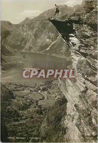 Cartes postales moderne Geiranger Flydalsjuvet Bateau