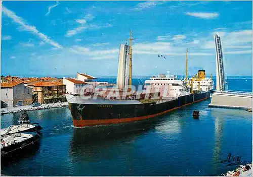 Cartes postales moderne Martigues La Venise Provencale Le Nouveau Pont au Passage d'un Bateau Haminea