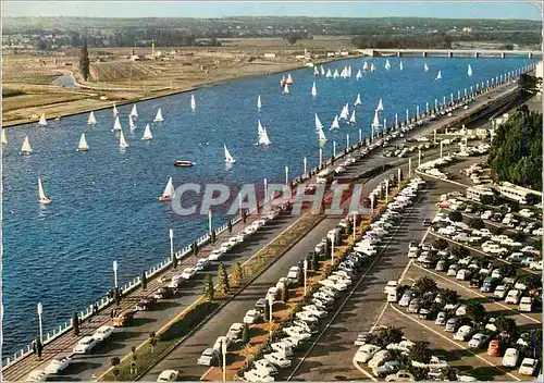 Moderne Karte Vichy (Allier) Vue aerienne du Lac d'Allier du Boulevard De Lattre Bateaux