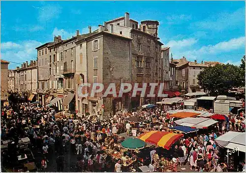 Cartes postales moderne Aubenas (Ardeche) Couleurs et Lumiere de France Jour de Marche sur la Place du Chateau