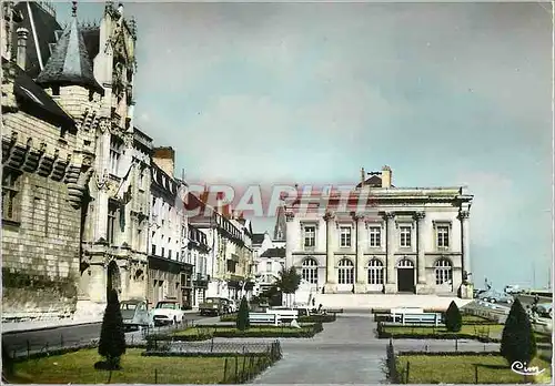 Cartes postales moderne Saumur (M et L) l'Hotel de Ville et le Theatre