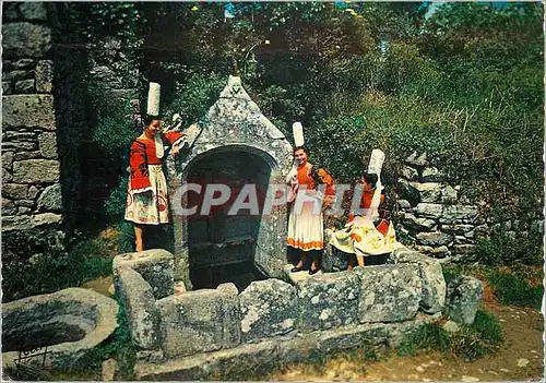 Cartes postales moderne La Bretagne Bigoudennes pres d'une Vieille Fontaine Folklore