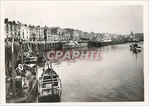 Cartes postales moderne Dieppe a Quai et un Batiment de la Marine Nationale