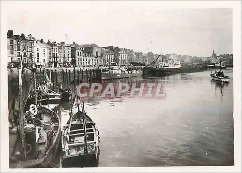 Moderne Karte Dieppe a Quai et un Batiment de la Marine Nationale