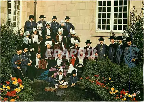 Cartes postales moderne Angers Groupe Folklorique des Queniaux d'Anjou devant le Chateau de Pont de Ce (Maine et Loire)