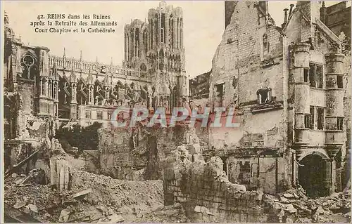 Cartes postales Reims dans les Ruines apres la Retraite des Allemands Cour Chapitre et la Cathedrale Militaria