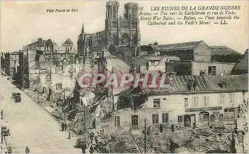 Cartes postales Reims Les Ruines de la Grande Guerre Vue vers la Cathedrale et Rue de Veste Militaria