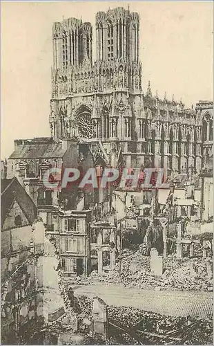 Cartes postales Reims La Cathedrale et Maisons avoisinantes Militaria