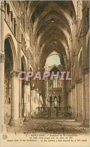 Cartes postales Reims Interieur de la Cathedrale au fond Trou Cause par un Obus de 380 Militaria