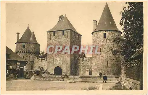 Cartes postales Fougeres (Ille et Vilaine) La Douce France Entree du Chateau sous la Tour de la Haye St Hilaire