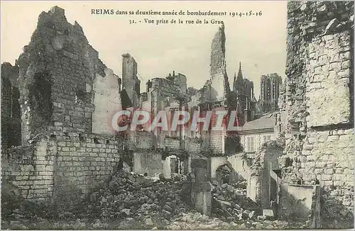 Cartes postales Reims dans sa Deuxieme annee de Bombardement 1914 1916 Vue prise de la rue de la Grue Militaria